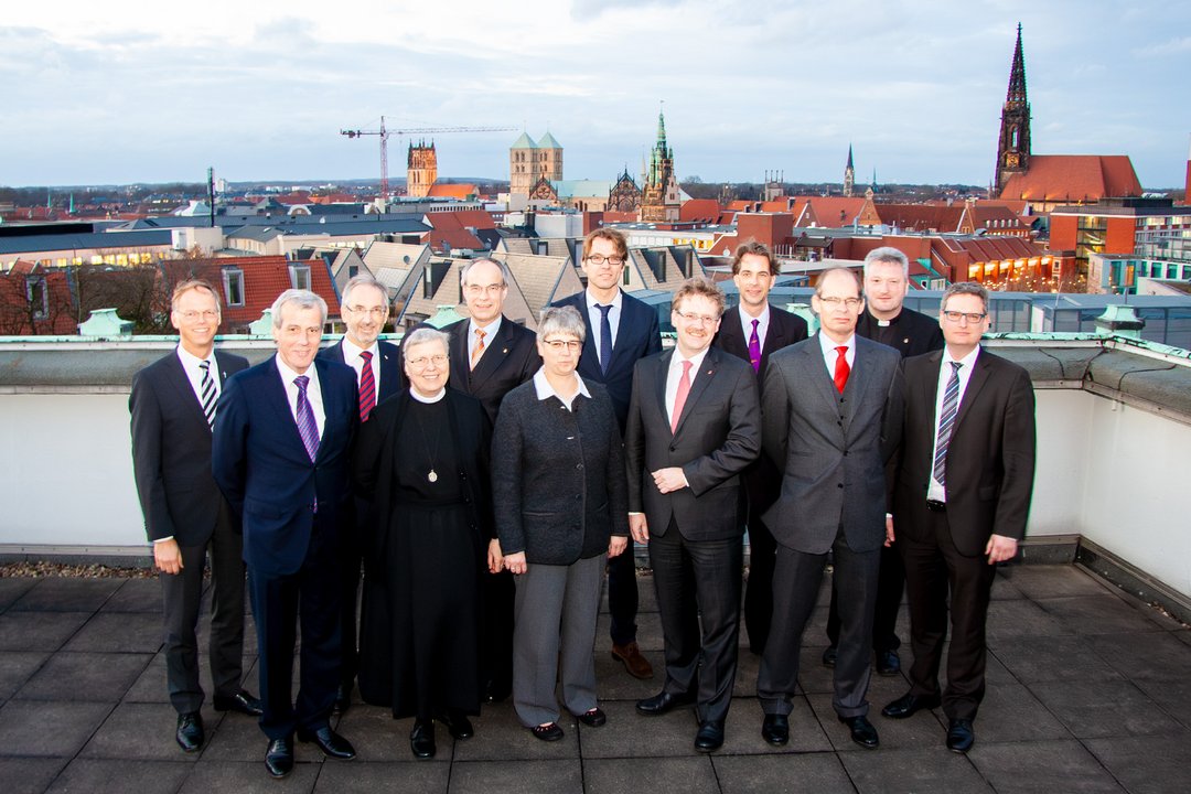 Mehrere Personen stehen auf dem Dach der Raphaelsklinik