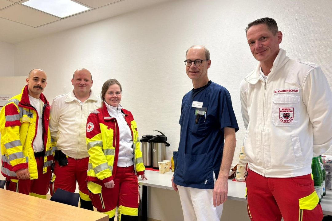 Die RettungsCrew Lounge wurde durch Dr. Felix Lachmann (2. v.l.) und dem Rettungspersonal eingeweiht.