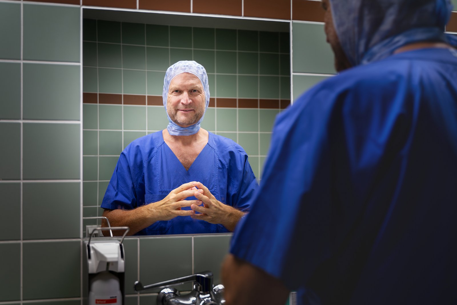 Priv.-Doz. Dr. Ralf Decking vor der OP-Schleuse beim Einhalten der Hygienevorgaben