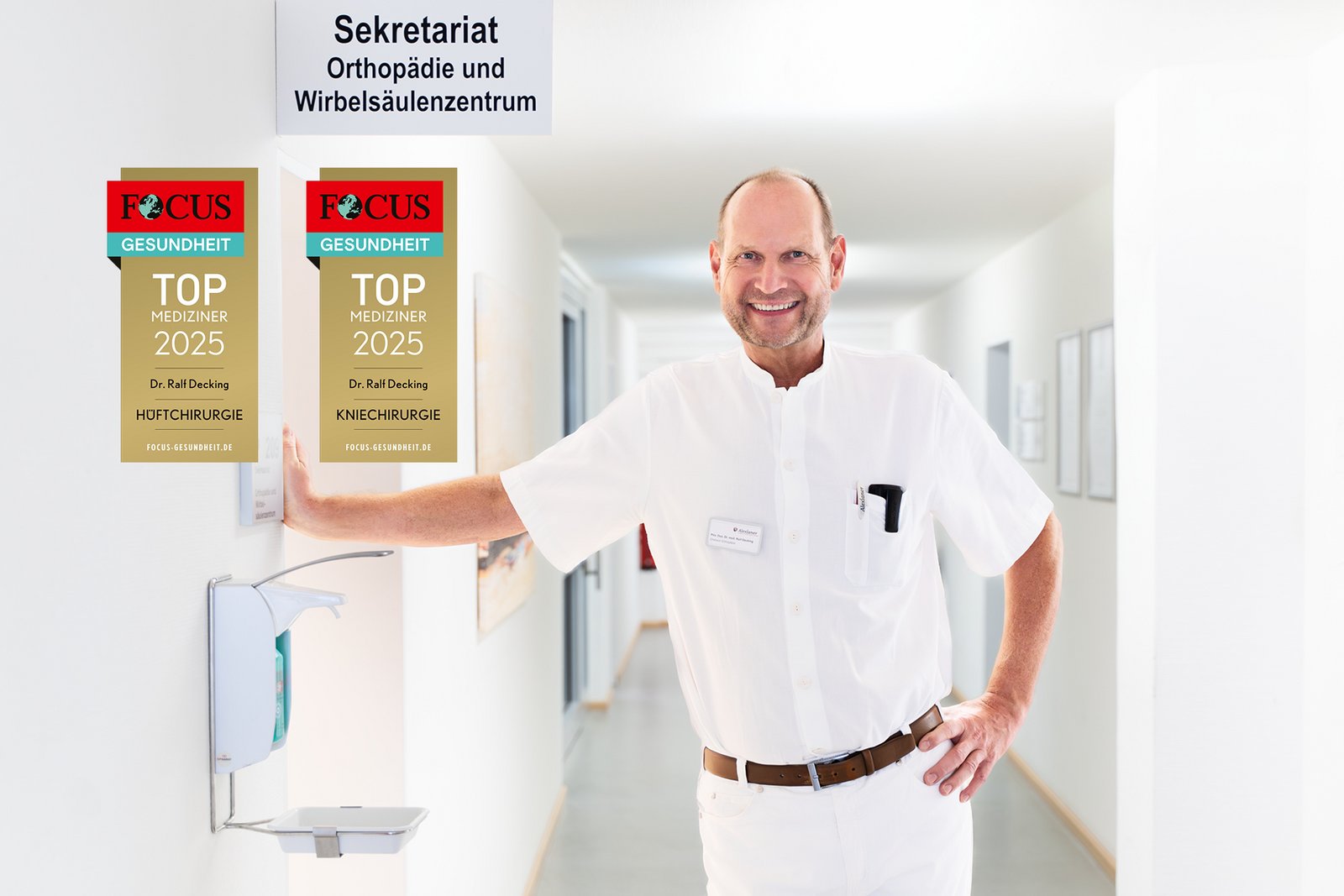Priv.-Doz. Dr. Ralf Decking, Chefarzt Orthopädie und Endoprothetik, im Flur seiner Abteilung, mit seinen Auszeichnungen