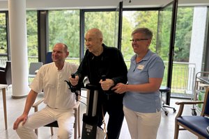 (v.l.n.r.) Dr. Ralf Decking, Hubert Münch und Physiotherapeutin Stefanie Gerhard 