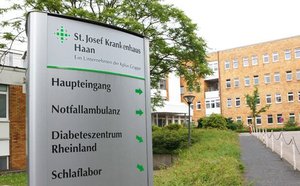 Weg zum Haupteingang des St. Josef Krankenhauses Haan