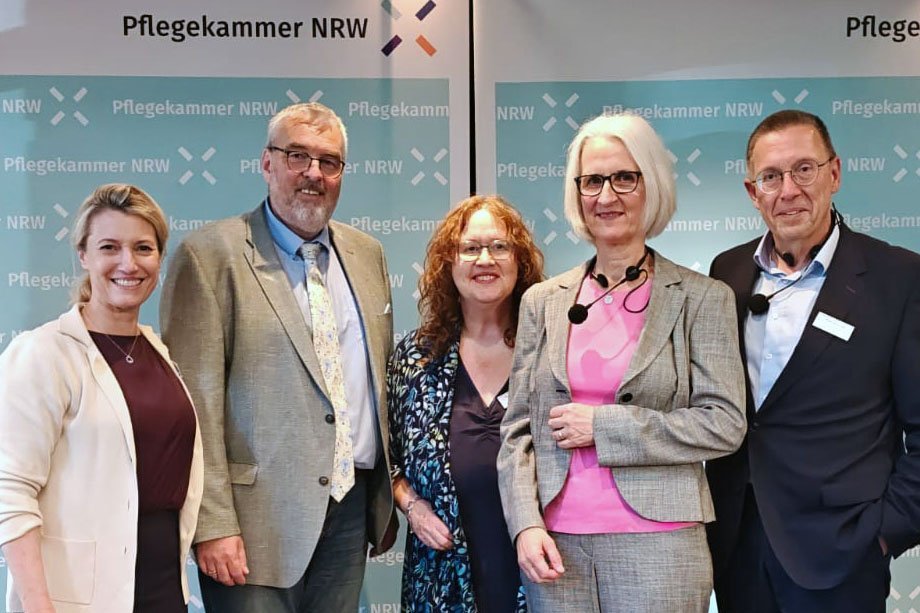 Gruppenfoto zur Pflegepreisverleihung 2025 mit Sonja Wolf und Hildegard Huwe (4. und 4. v.l.).