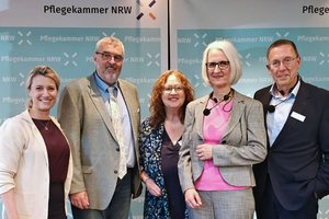 Gruppenfoto zur Pflegepreisverleihung 2025 mit Sonja Wolf und Hildegard Huwe (4. und 4. v.l.).