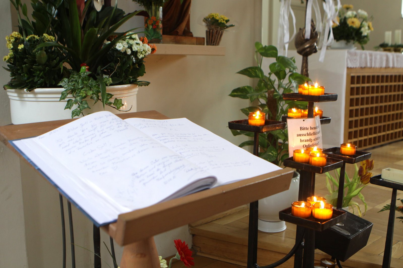 Offenes Buch mit Kerzen im Hintergrund