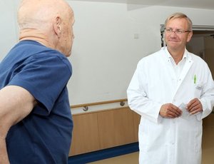 Dr. Peter Stolze und Patient
