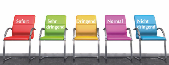 Verschiedenfarbige Stühle für Notfallsystem im Krankenhaus