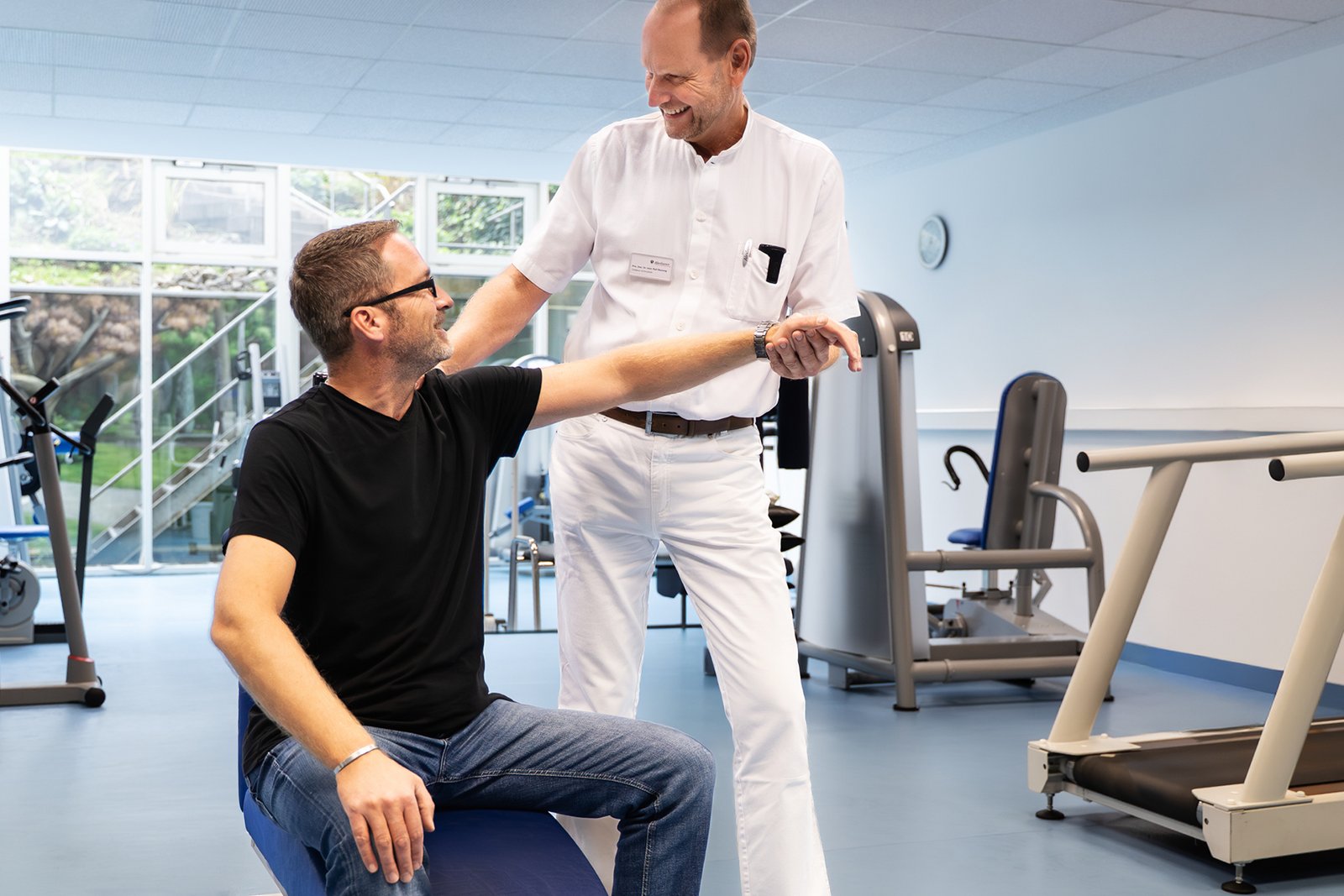 Der Fitnessraum im St. Remigius Krankenhaus mit zahlreichen Geräten ist zentral für die Rehabilitation.